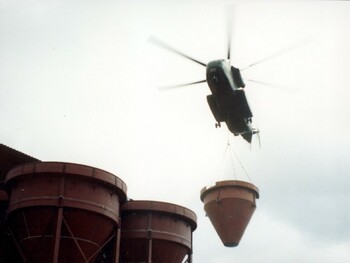 Montage einer Siloanlage unter Einsatz eines Hubschraubers