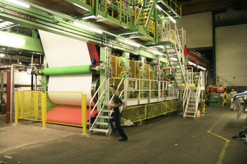 Konstruktion, Fertigung und Montage von 28 t Maschinenbauteilen für eine Papierbeschichtungsanlage. Die Anlage wurde um 1,2 m verschoben und um 1 m erhöht.